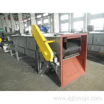 Enclosed type belt conveyor for carrying rolls